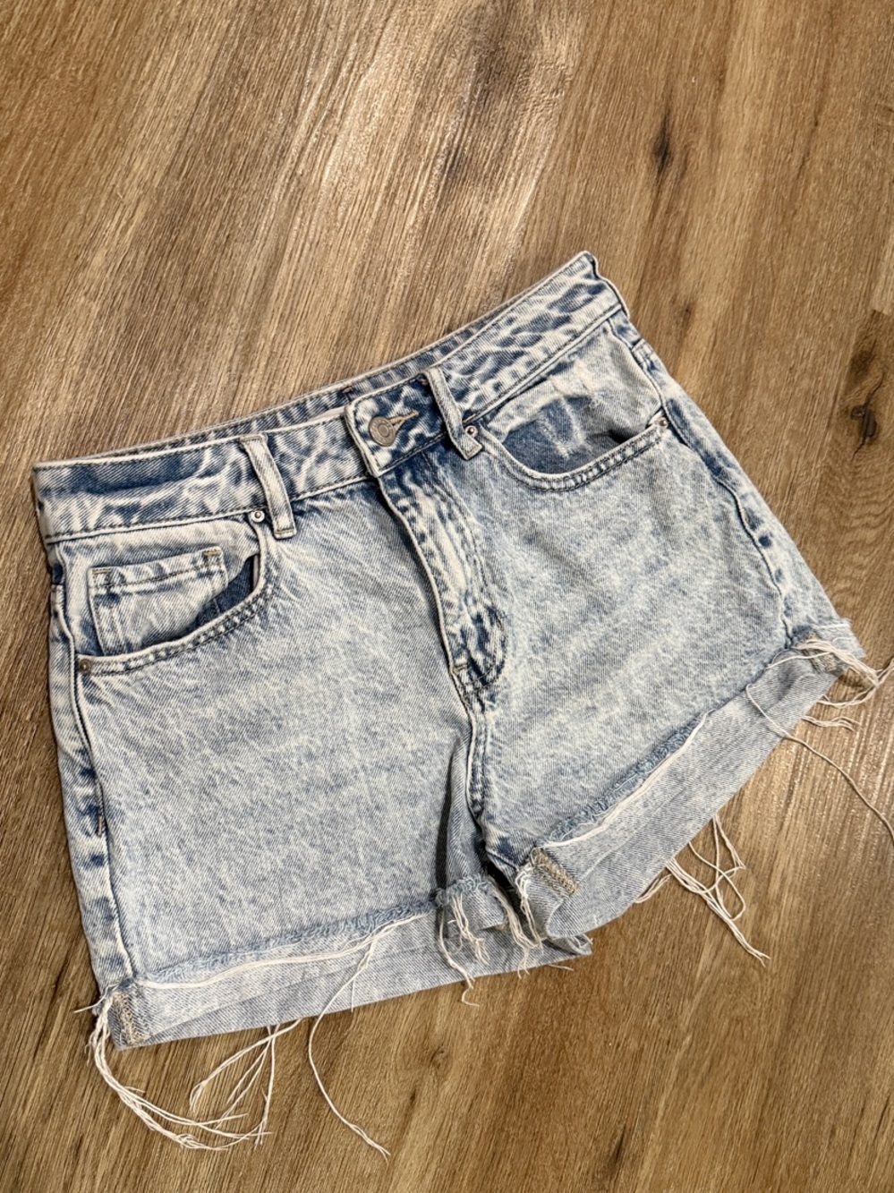 PacSun Light Acid-Wash Denim Cutoff Mom Shorts 26